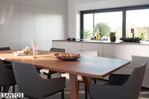 08-cocina-con-isla-y-vitrina-2